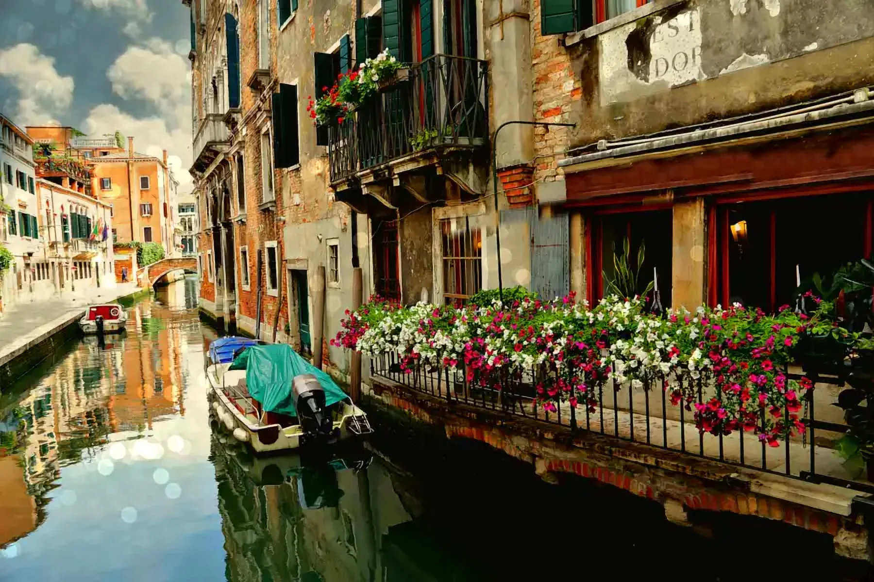 Un canal de Venise bordé de balcons fleuris